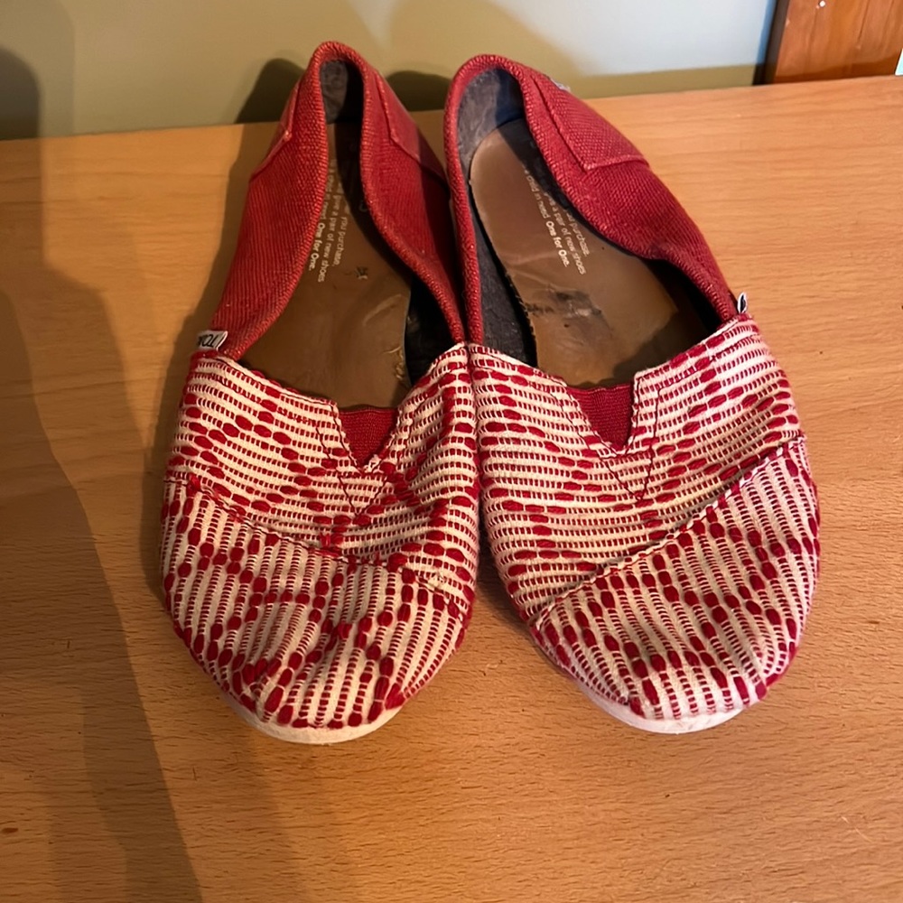 Womens Toms shoes.  Size 9